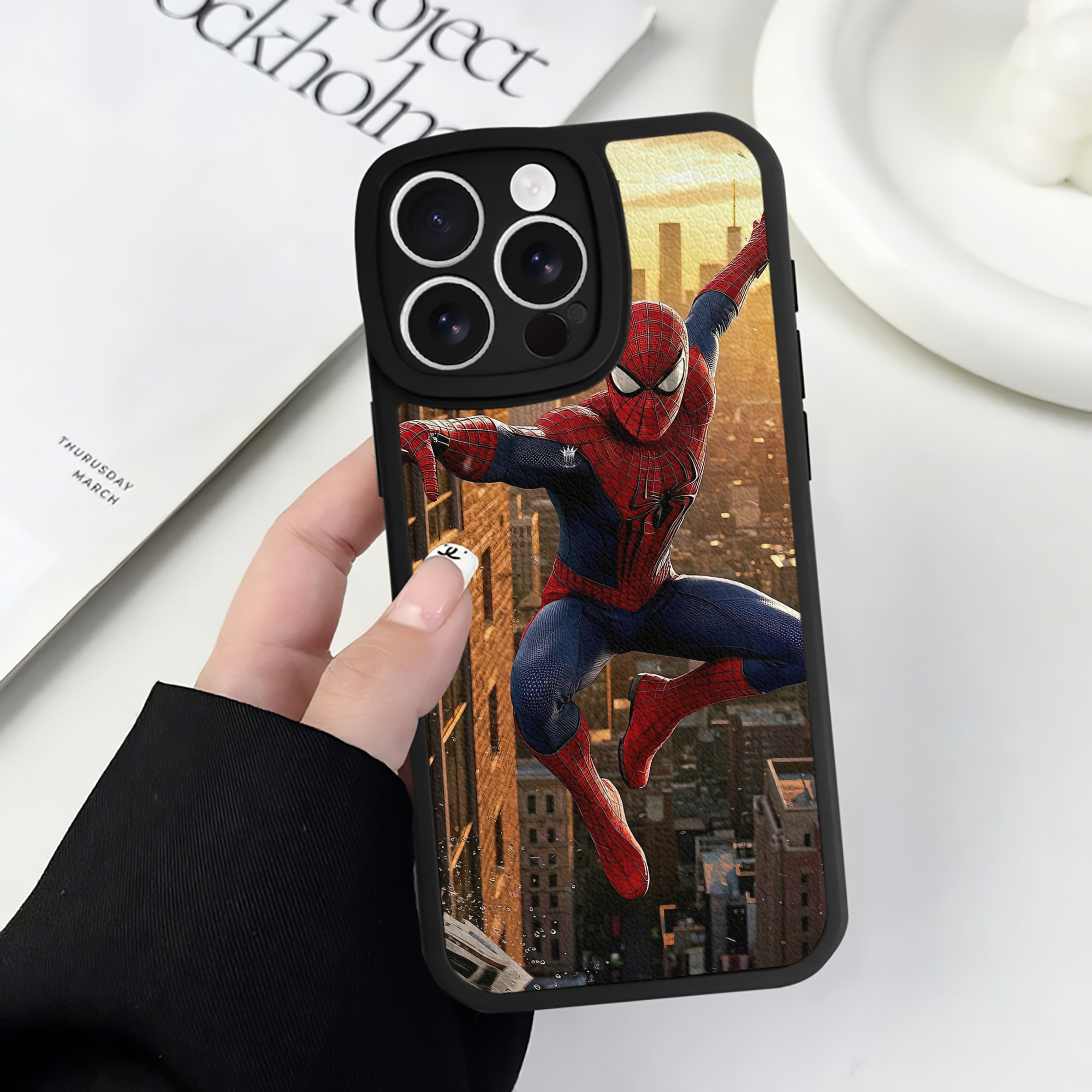 （画像用） Spider Man スパイダーマン 【iPhone 16シリーズ対応】シリコンスマホケース（レザー調） 材質：シリコン